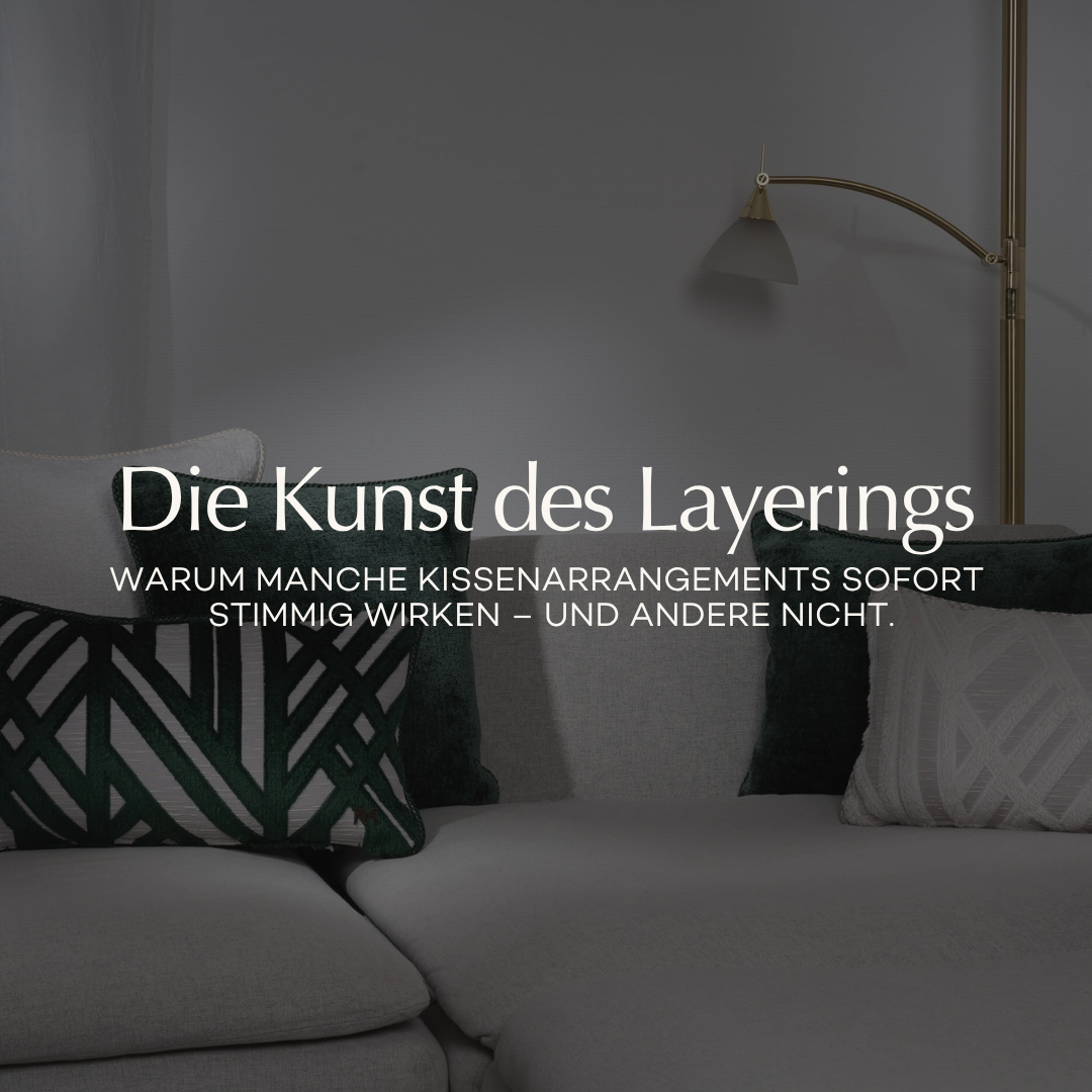 Kissen-Arrangement auf einem hellen Sofa mit unterschiedlichen Größen und Mustern als Beispiel für Layering mit Kissen