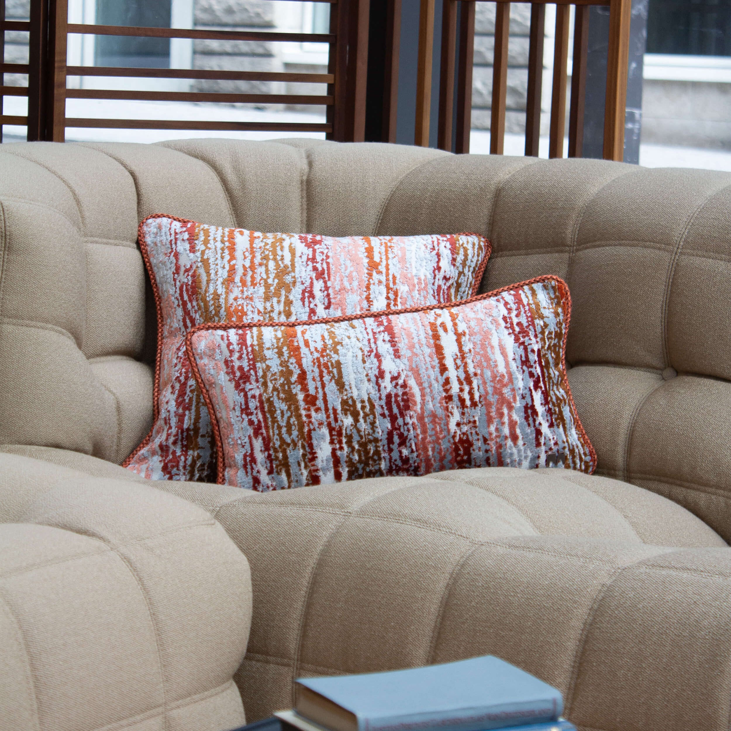 Kissen Set in rot mit organischem Muster 50x50 und 50x30 aus Jacquard auf modernem Sofa