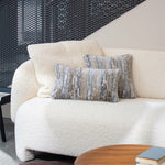Kissen mit organischem Muster 50x50 und 50x30 aus Jacquard in Beige auf modernem Sofa