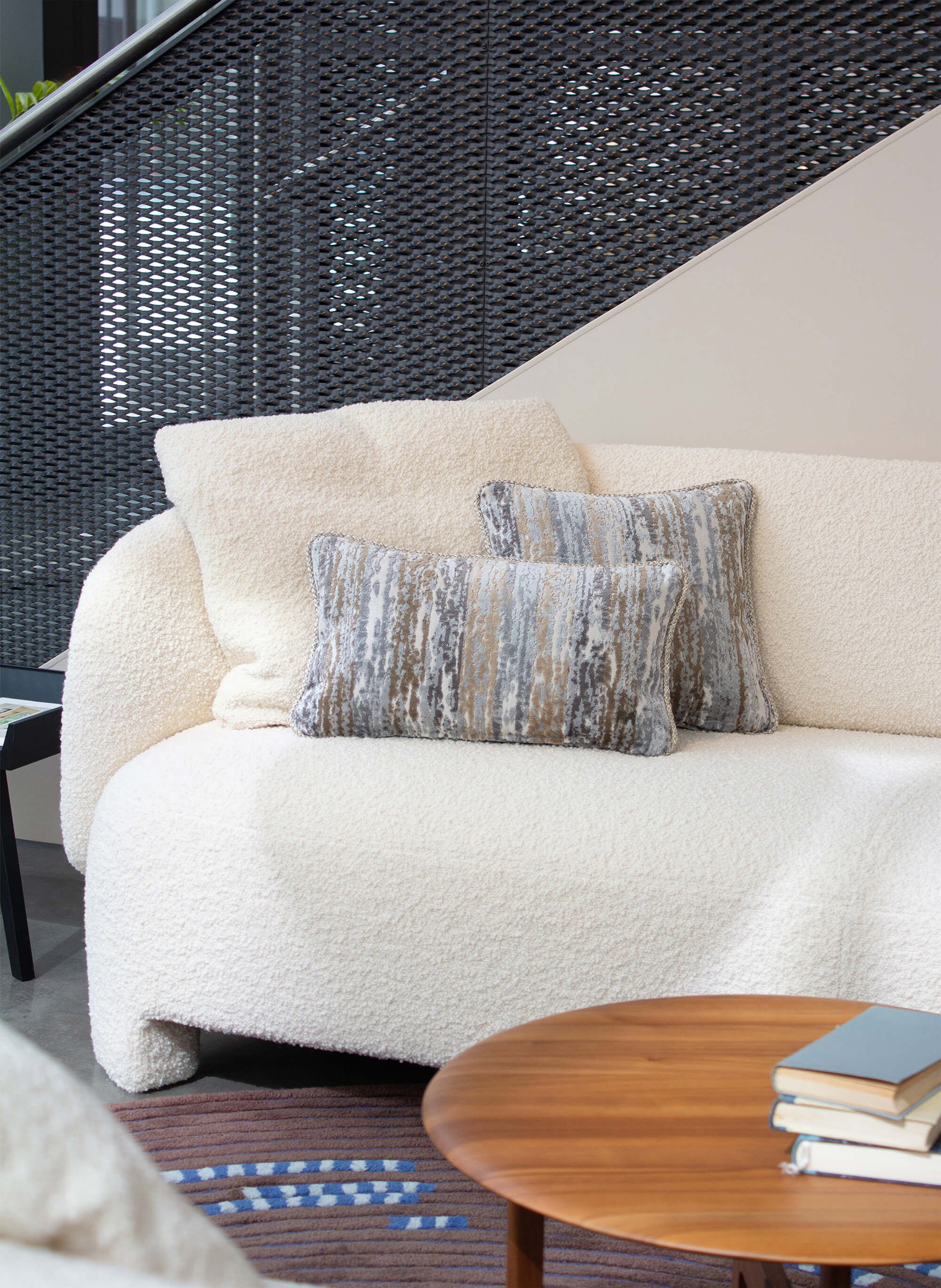 Kissen mit organischem Muster 50x50 und 50x30 aus Jacquard in Beige auf modernem Sofa