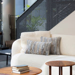 Kissen Set mit organischem Muster 50x50  und 50x30 aus Jacquard in Beige auf modernem Sofa