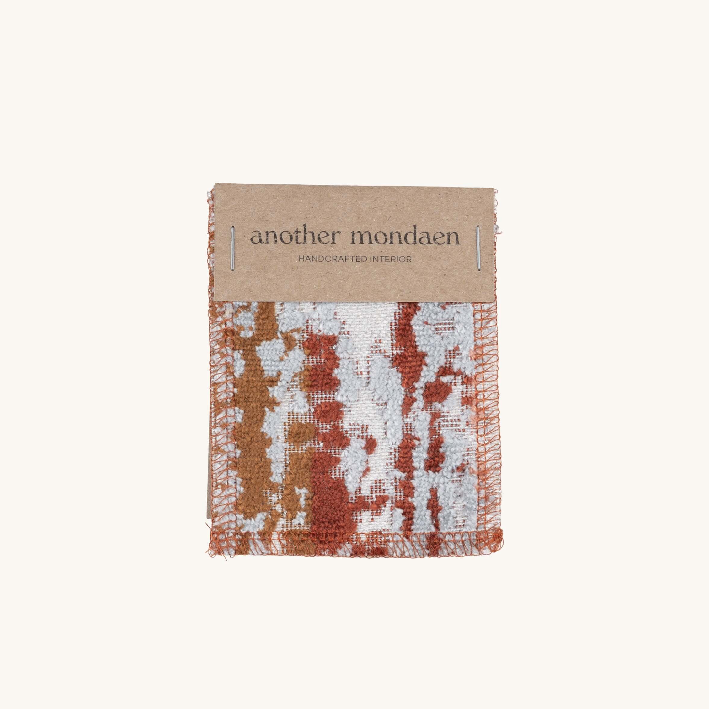 Aurora Stoffmuster in Rostrot von another mondaen – Detailansicht des hochwertigen Jacquard-Gewebes mit strukturierter Oberfläche.