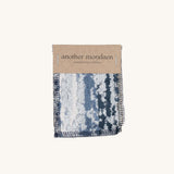Aurora Stoffmuster in Navy-Blau von another mondaen – Detailansicht des hochwertigen Jacquard-Gewebes mit strukturierter Oberfläche.