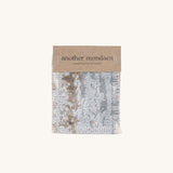 Aurora Stoffmuster in Beige von another mondaen – Detailansicht des hochwertigen Jacquard-Gewebes mit strukturierter Oberfläche.