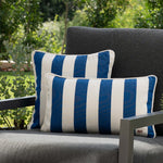 another mondaen Outdoor Kissen Classic Striped Blue auf moderner Gartenlounge – gestreifte Designkissen für Terrasse und Garten