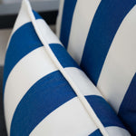 Detailaufnahme des another mondaen Outdoor Kissens Classic Striped Blue – wetterbeständiger Outdoor Stoff mit gestreiftem Design