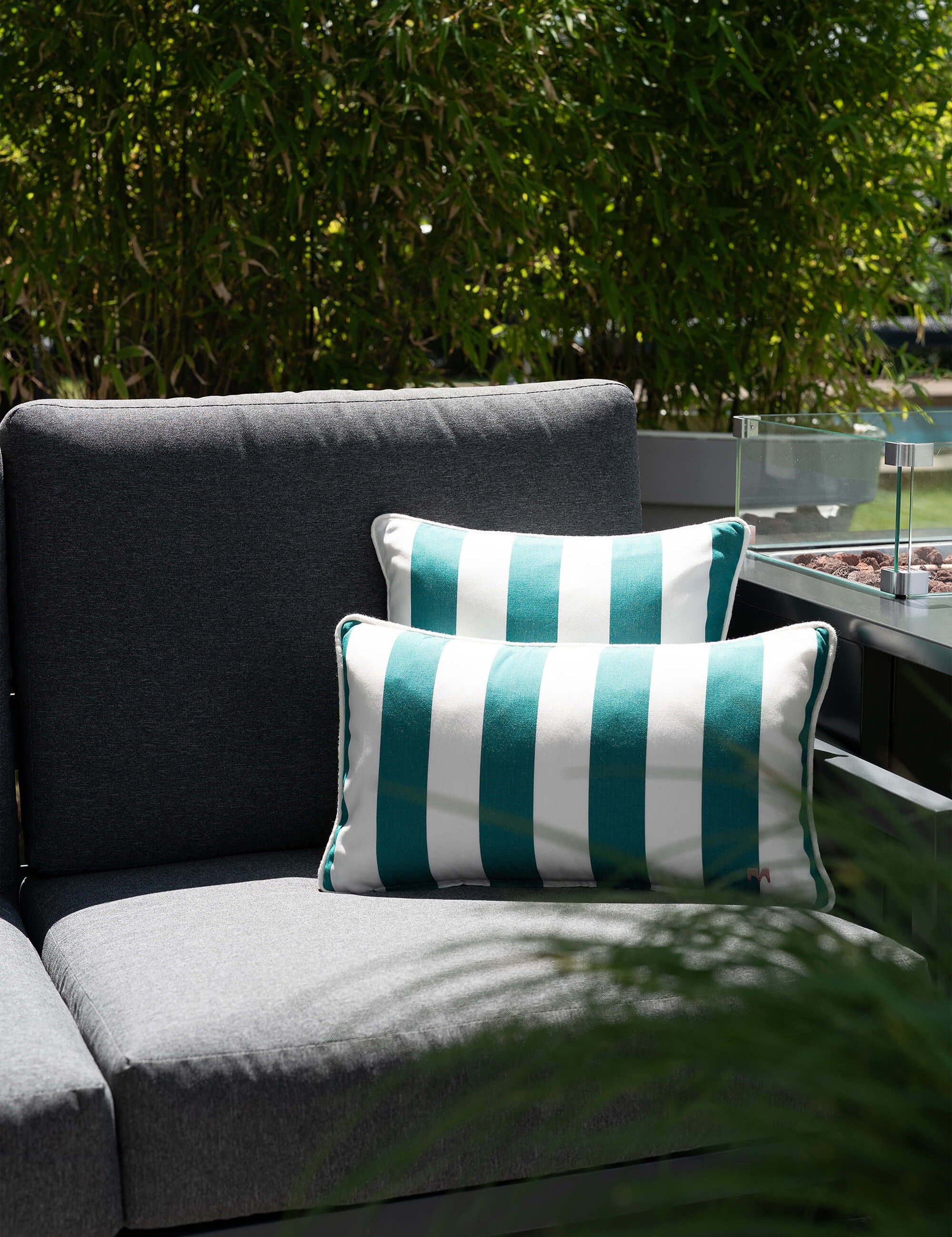 Outdoor Kissen Classic Striped forest 40x40 und 50x30 von another mondaen auf Gartenlounge – Designkissen für Terrasse und Balkon