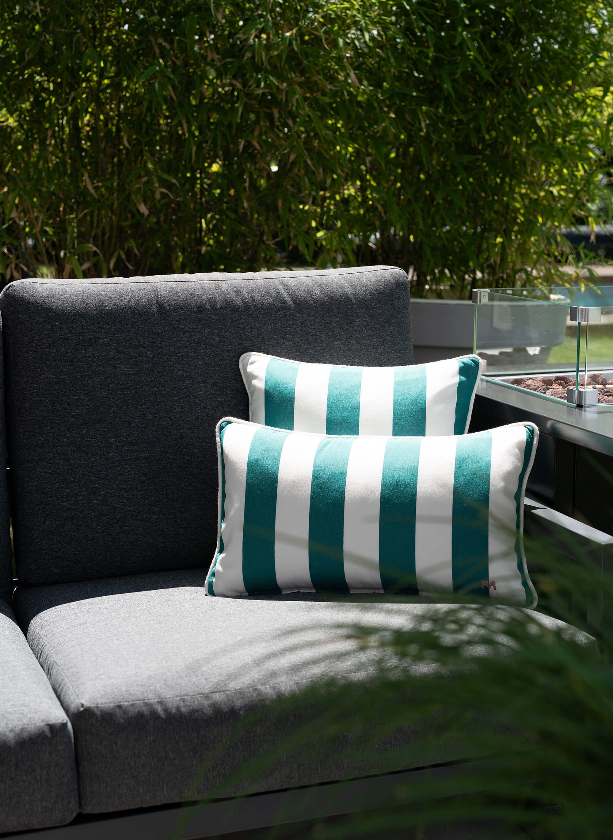 Outdoor Kissen Classic Striped forest 40x40 und 50x30 von another mondaen auf Gartenlounge – Designkissen für Terrasse und Balkon