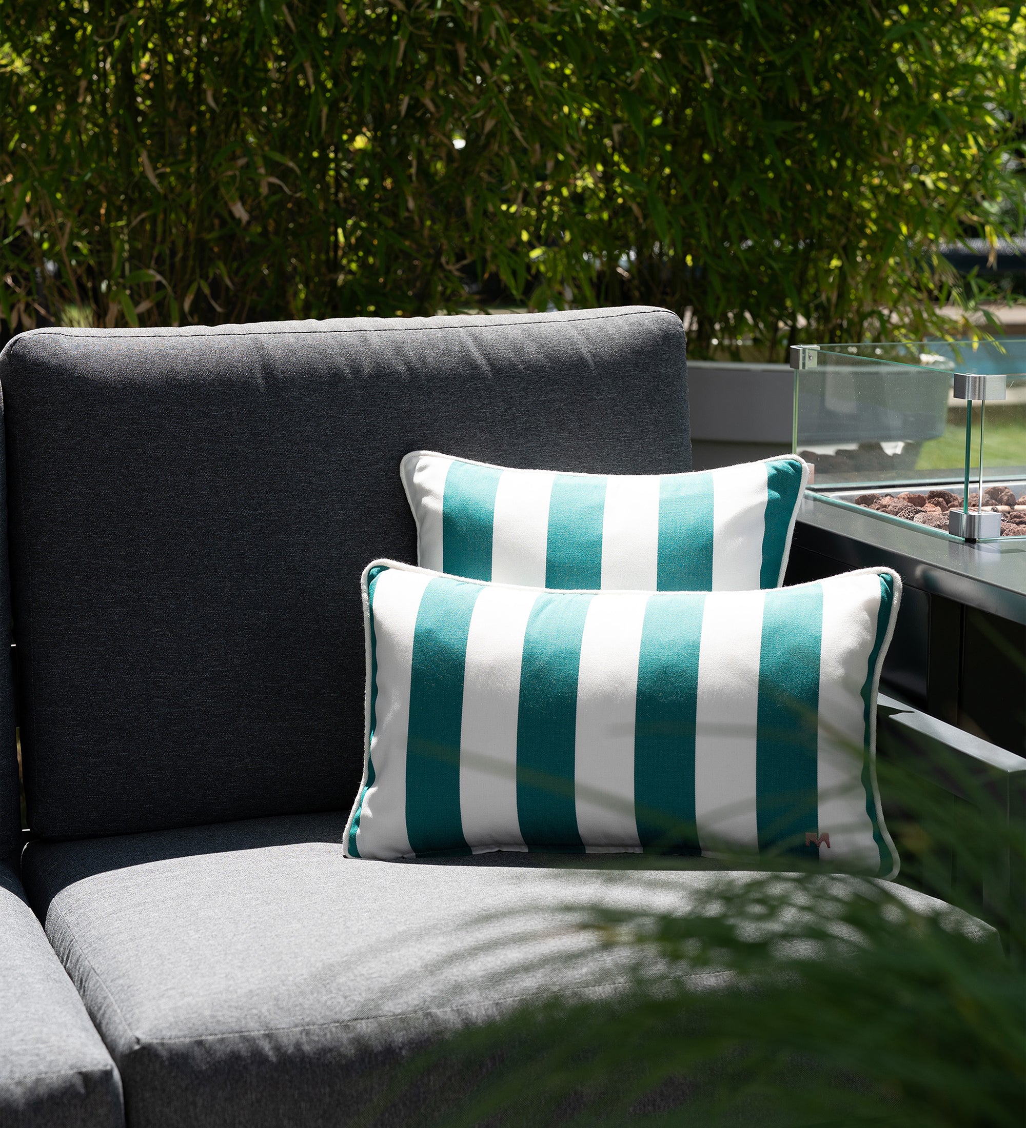 Outdoor Kissen Classic Striped forest in 40x40 und 50x30 von another mondaen auf Gartenlounge – Designkissen für Terrasse und Balkon