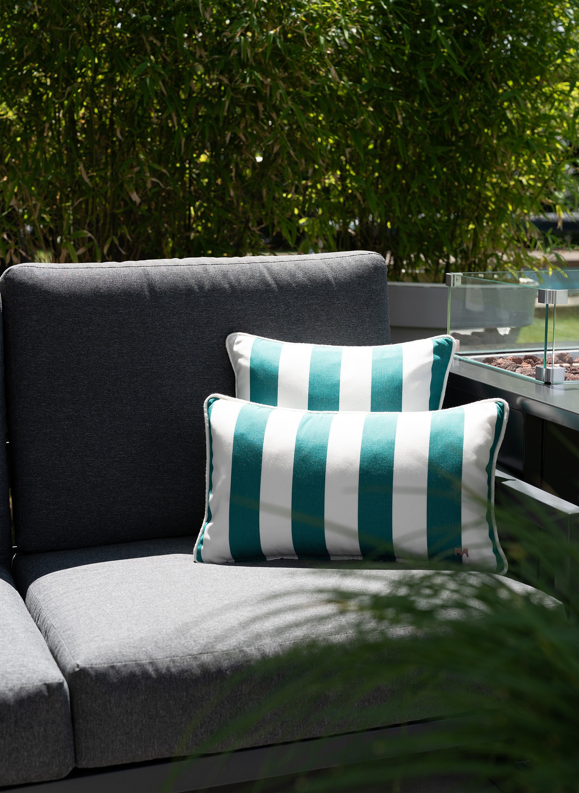 Outdoor Kissen Classic Striped forest in 40x40 und 50x30 von another mondaen auf Gartenlounge – Designkissen für Terrasse und Balkon