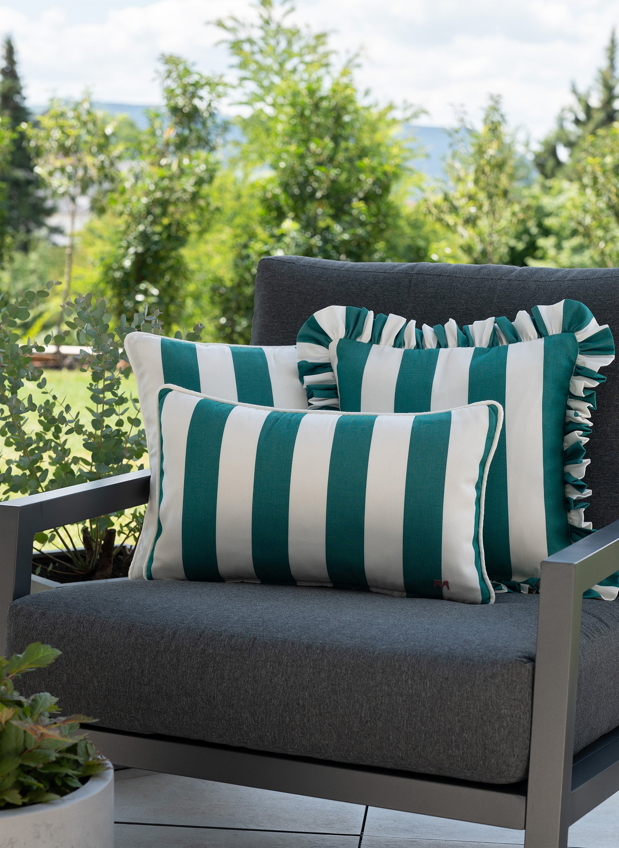 Outdoor Kissen Set in forest von another mondaen auf Gartenlounge – Designkissen für Terrasse und Balkon