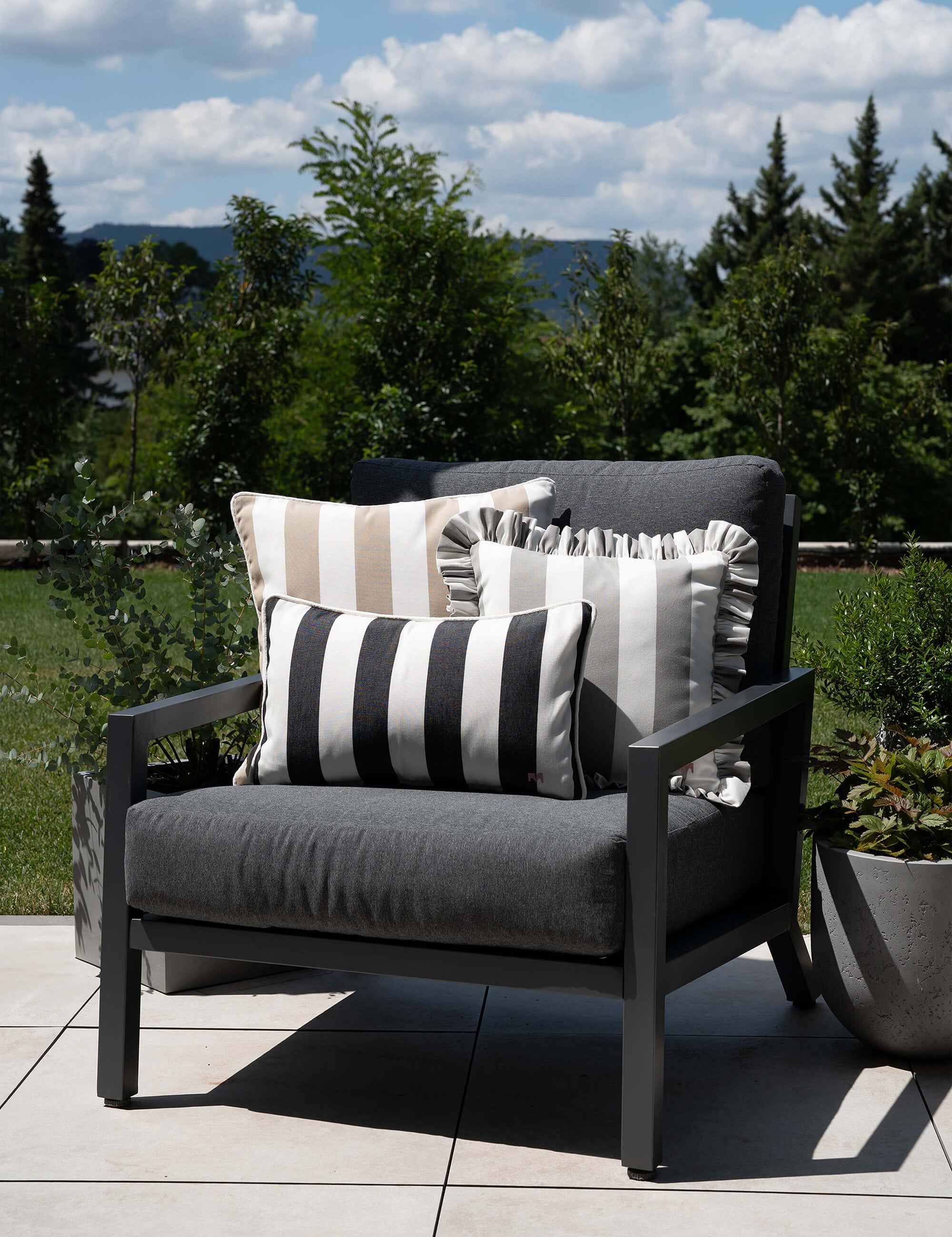 Outdoor Kissen Classic Striped graphit von another mondaen auf Gartenlounge – Designkissen für Terrasse und Balkon