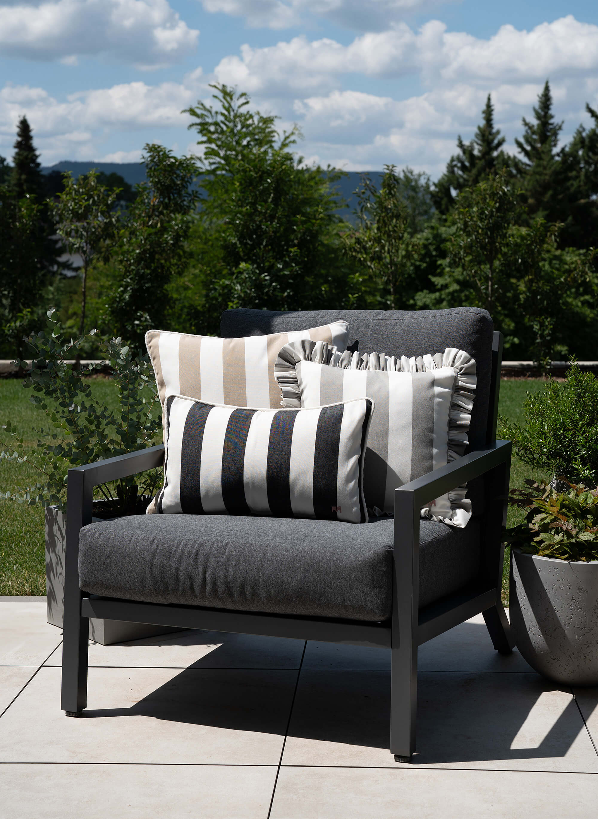 Outdoor Kissen Classic Striped graphit von another mondaen auf Gartenlounge – Designkissen für Terrasse und Balkon