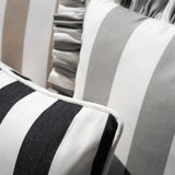 Detail des Outdoor Kissens Classic Striped Graphit – wetterbeständiger Stoff mit gestreiftem Muster