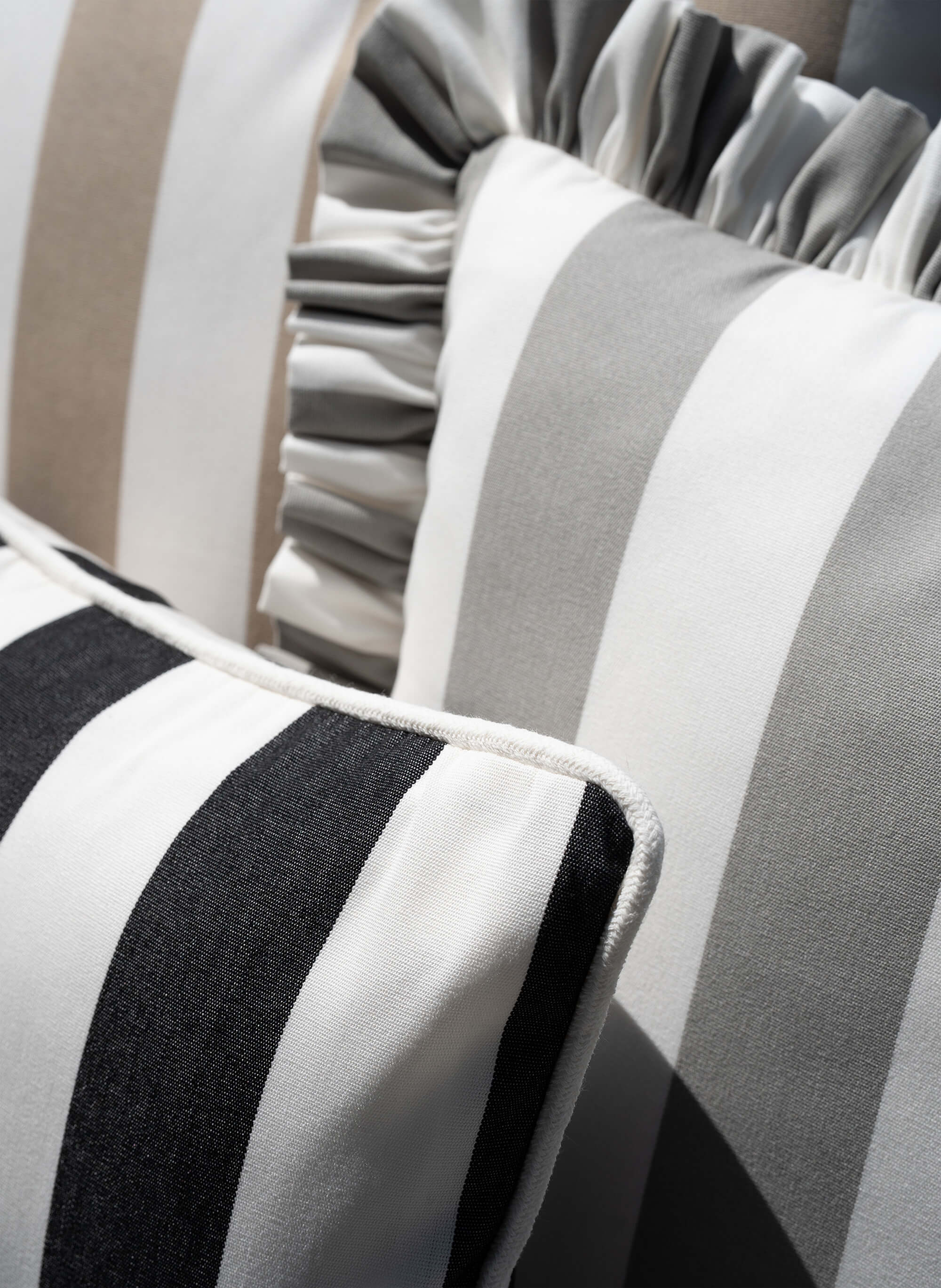 Detail des Outdoor Kissens Classic Striped Graphit – wetterbeständiger Stoff mit gestreiftem Muster