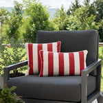 another mondaen Outdoor Kissen Classic Striped red auf moderner Gartenlounge – gestreifte Designkissen für Terrasse und Garten
