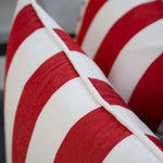 Detailaufnahme des another mondaen Outdoor Kissens Classic Striped red – wetterbeständiger Outdoor Stoff mit gestreiftem Design