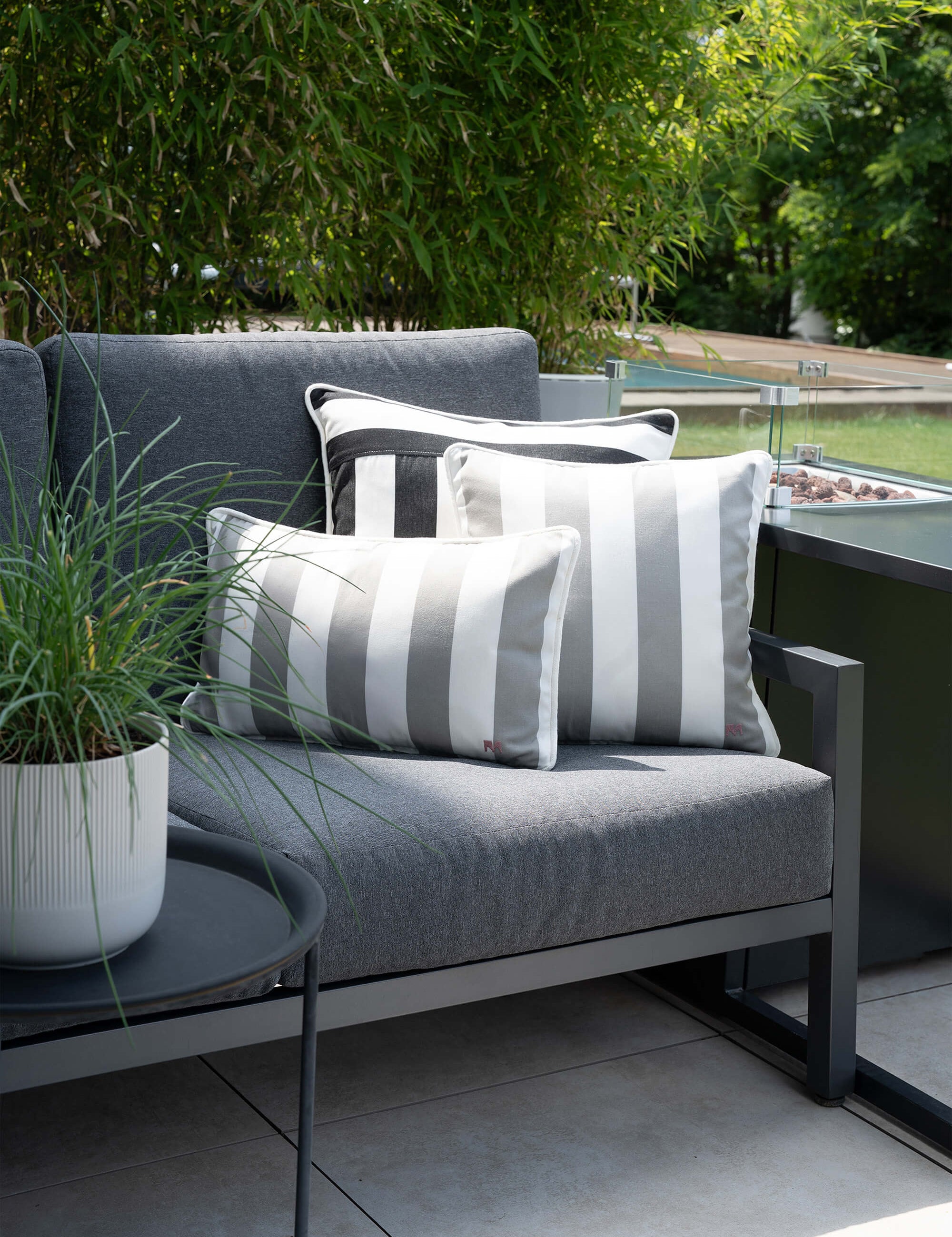 Outdoor Kissen Classic Striped Stone von another mondaen auf Gartenlounge – Designkissen für Terrasse und Balkon