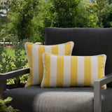 another mondaen Outdoor Kissen Classic Striped Yellow auf moderner Gartenlounge – gestreifte Designkissen für Terrasse und Garten