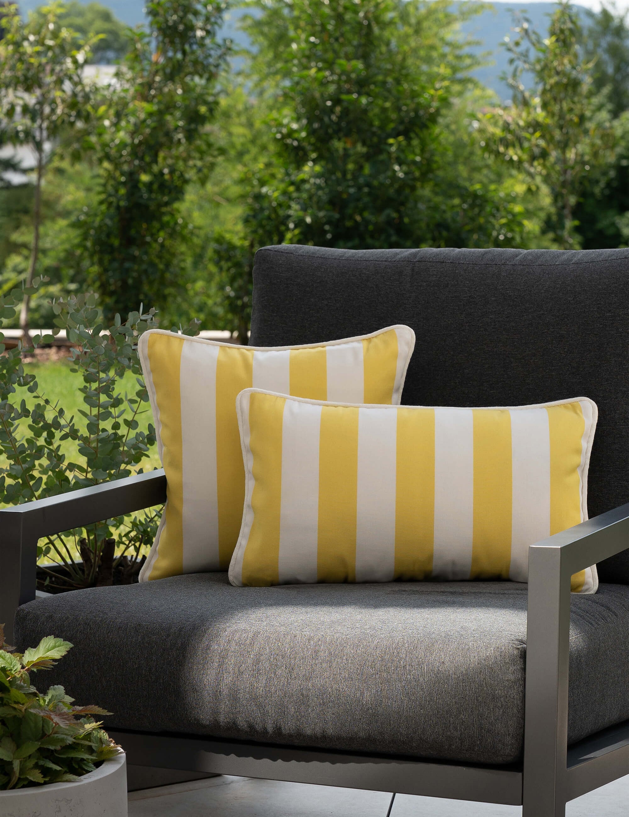 another mondaen Outdoor Kissen Classic Striped Yellow auf moderner Gartenlounge – gestreifte Designkissen für Terrasse und Garten