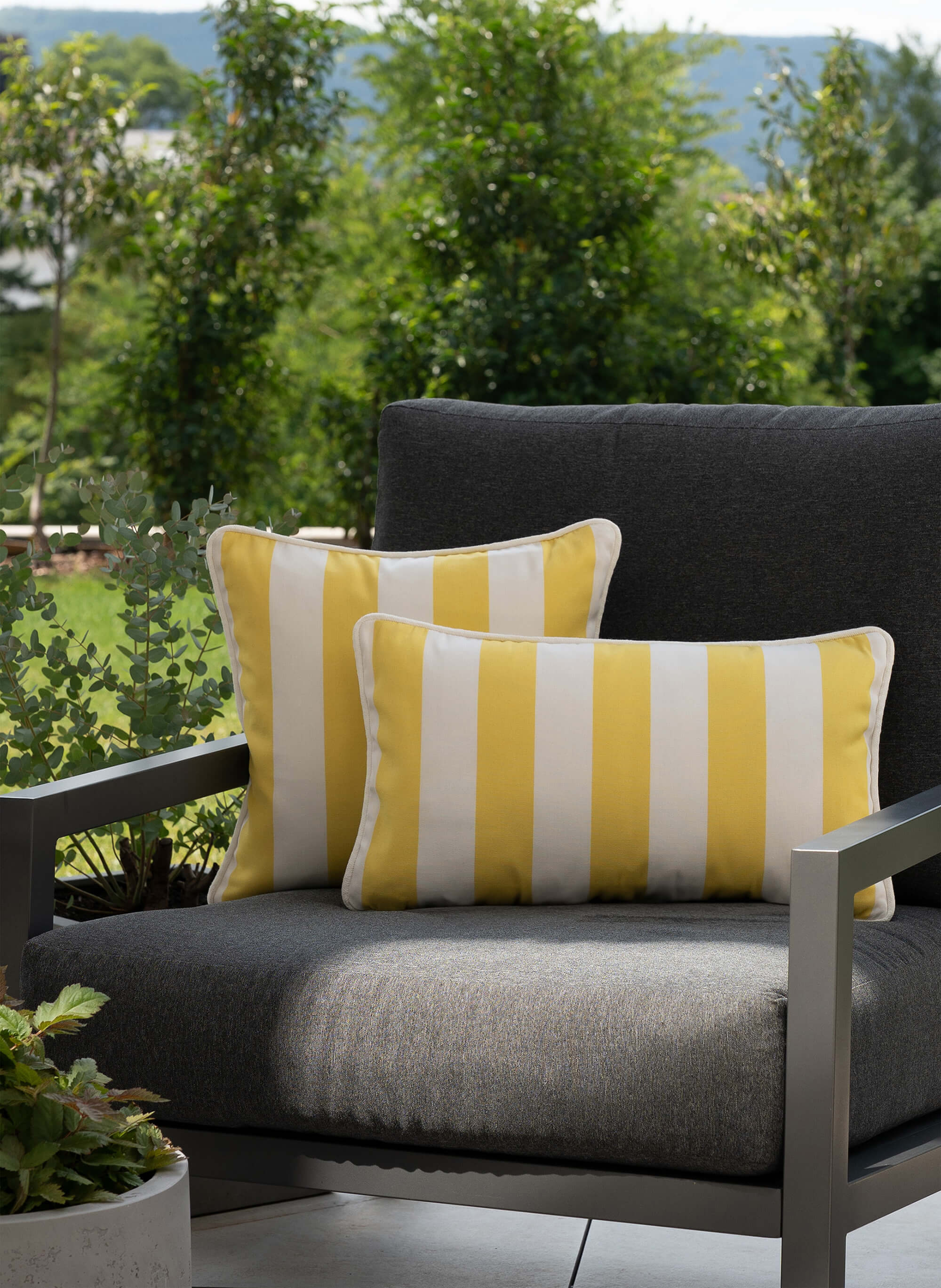 another mondaen Outdoor Kissen Classic Striped Yellow auf moderner Gartenlounge – gestreifte Designkissen für Terrasse und Garten