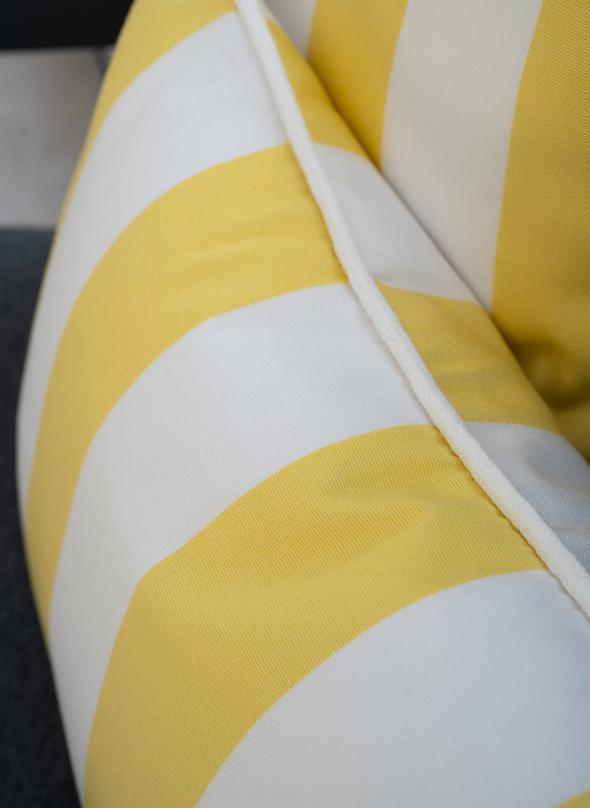 Detailaufnahme des another mondaen Outdoor Kissens Classic Striped Yellow – wetterbeständiger Outdoor Stoff mit gestreiftem Design
