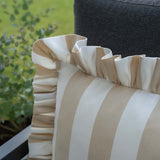 Detailaufnahme des another mondaen Outdoor Kissens Ruffled Charm Beige – Beige-weiß gestreifter Outdoor Stoff mit handgefertigter Rüschenkante