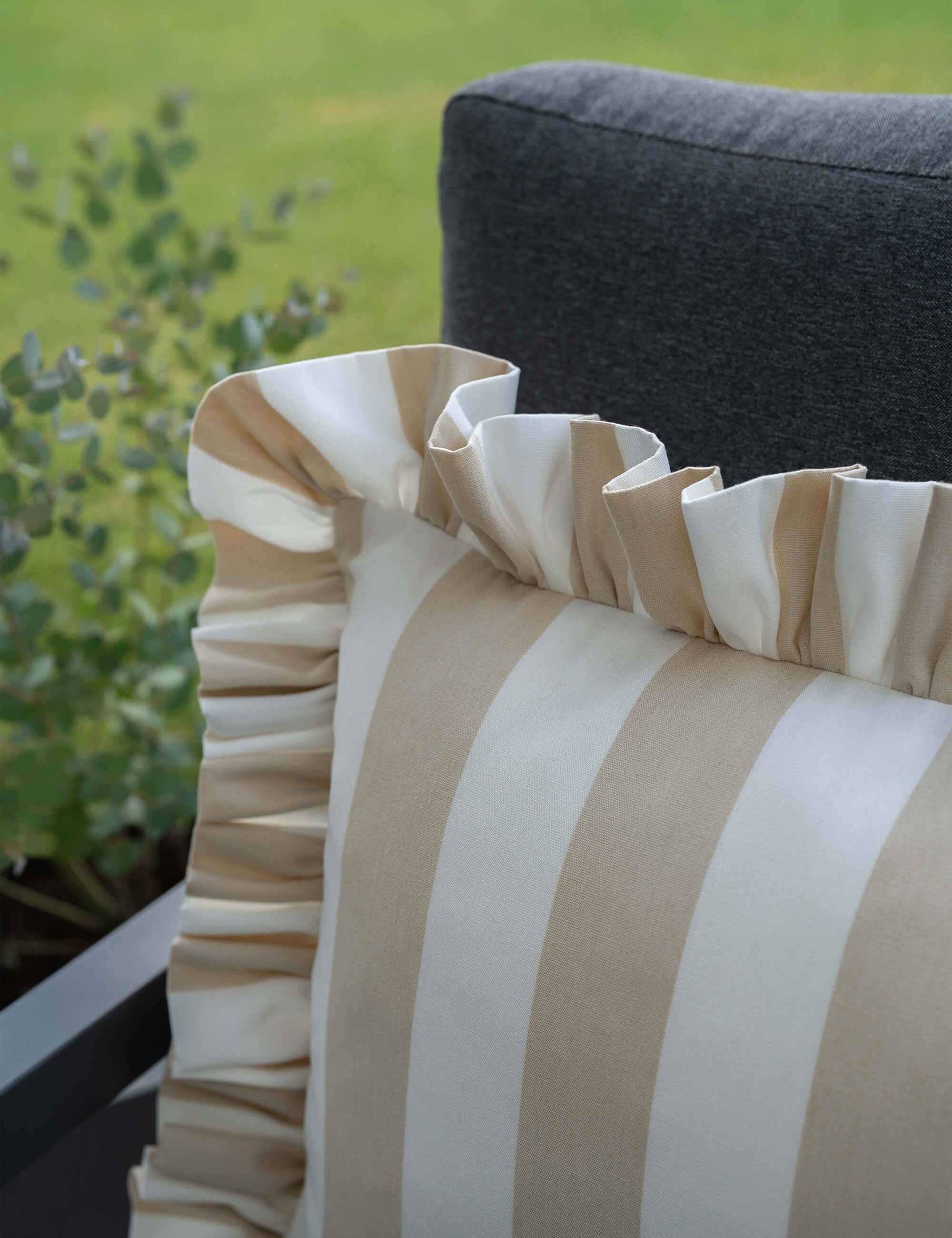 Detailaufnahme des another mondaen Outdoor Kissens Ruffled Charm Beige – Beige-weiß gestreifter Outdoor Stoff mit handgefertigter Rüschenkante