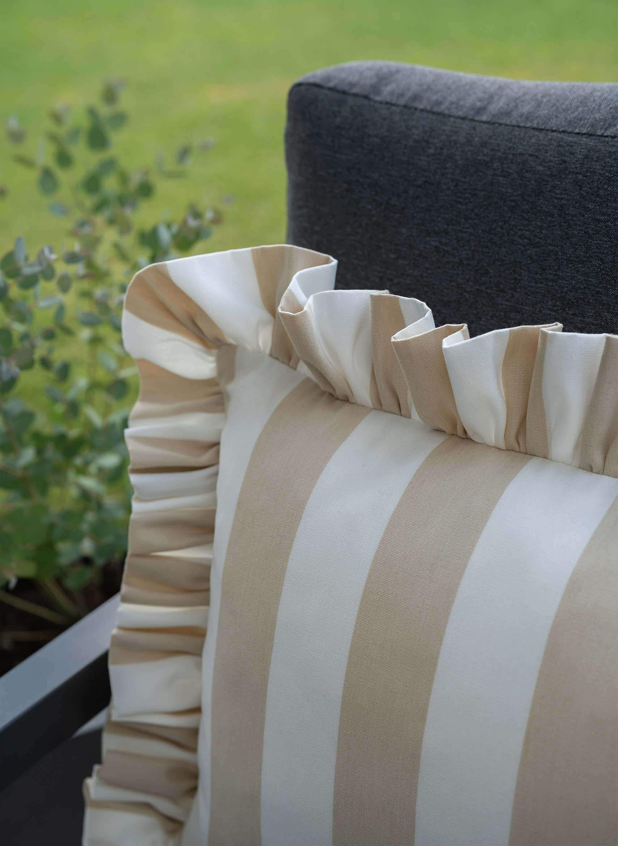 Detailaufnahme des another mondaen Outdoor Kissens Ruffled Charm Beige – Beige-weiß gestreifter Outdoor Stoff mit handgefertigter Rüschenkante
