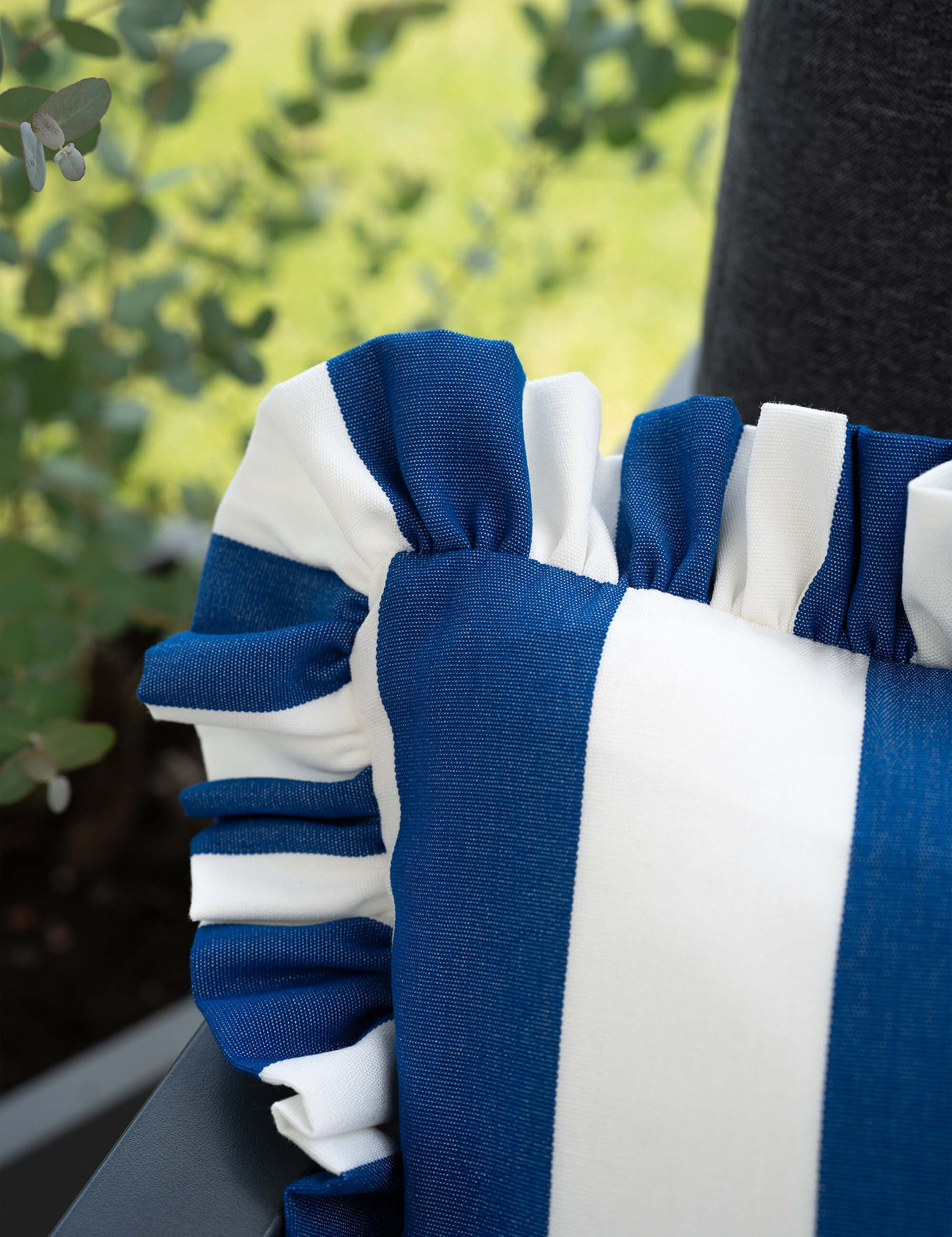 another mondaen Outdoor Kissen Wille Ruffled Charm Forest quadratisch – gestreiftes Designkissen in Rot-Weiß mit handgefertigter Rüschenkante aus der VACANCES Kollektion