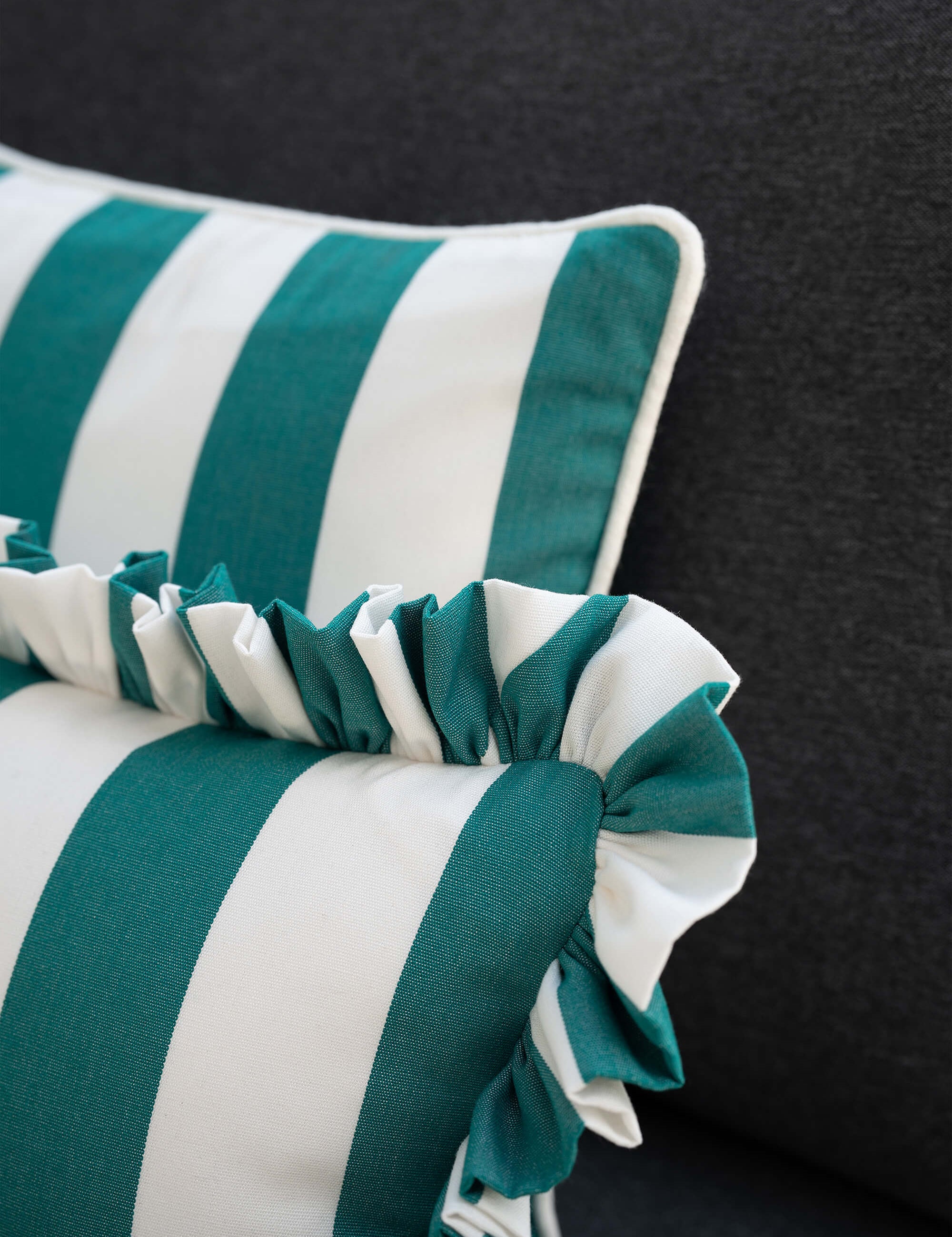 Detailaufnahme des another mondaen Outdoor Kissens Ruffled Charm Forest – grün-weiß gestreifter Outdoor Stoff mit handgefertigter Rüschenkante