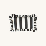 another mondaen Outdoor Kissen Erich Ruffled Charm Graphit rechteckiges – gestreiftes Designkissen in schwarz-Weiß mit handgefertigter Rüschenkante aus der VACANCES Kollektion