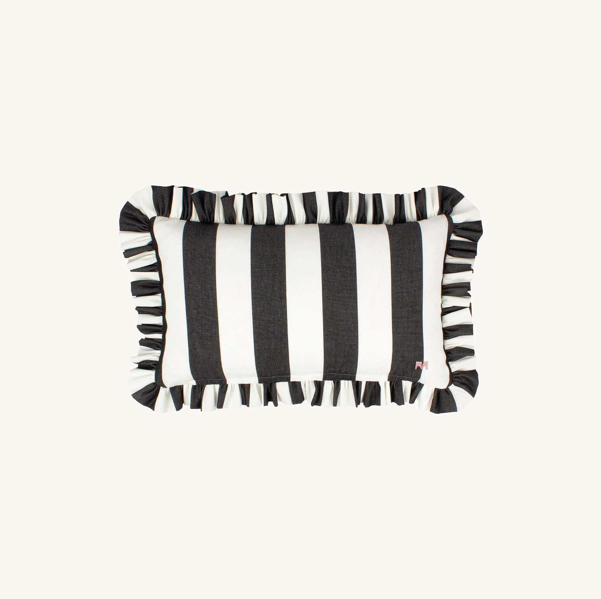 another mondaen Outdoor Kissen Erich Ruffled Charm Graphit rechteckiges – gestreiftes Designkissen in schwarz-Weiß mit handgefertigter Rüschenkante aus der VACANCES Kollektion