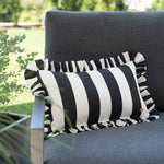another mondaen Outdoor Kissen Ruffled Charm Graphit auf Gartenlounge – schwarz-weiß gestreifte Designkissen für Terrasse und Garten aus der VACANCES Outdoor Kollektion