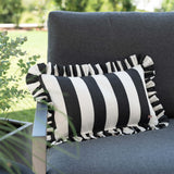 another mondaen Outdoor Kissen Ruffled Charm Graphit auf Gartenlounge – schwarz-weiß gestreifte Designkissen für Terrasse und Garten aus der VACANCES Outdoor Kollektion