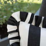 Detailaufnahme des another mondaen Outdoor Kissens Ruffled Charm Graphit – schwarz-weiß gestreifter Outdoor Stoff mit handgefertigter Rüschenkante