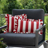 another mondaen Outdoor Kissen Ruffled Charm Red auf Gartenlounge – rot-weiß gestreifte Designkissen für Terrasse und Garten aus der VACANCES Outdoor Kollektion