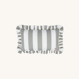 Erich Outdoor – Ruffled Charm – Stone – Rechteckiges Design Kissen