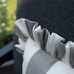 Detailaufnahme des another mondaen Outdoor Kissens Ruffled Charm Stone – grau-weiß gestreifter Outdoor Stoff mit handgefertigter Rüschenkante