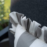 Detailaufnahme des another mondaen Outdoor Kissens Ruffled Charm Stone – grau-weiß gestreifter Outdoor Stoff mit handgefertigter Rüschenkante