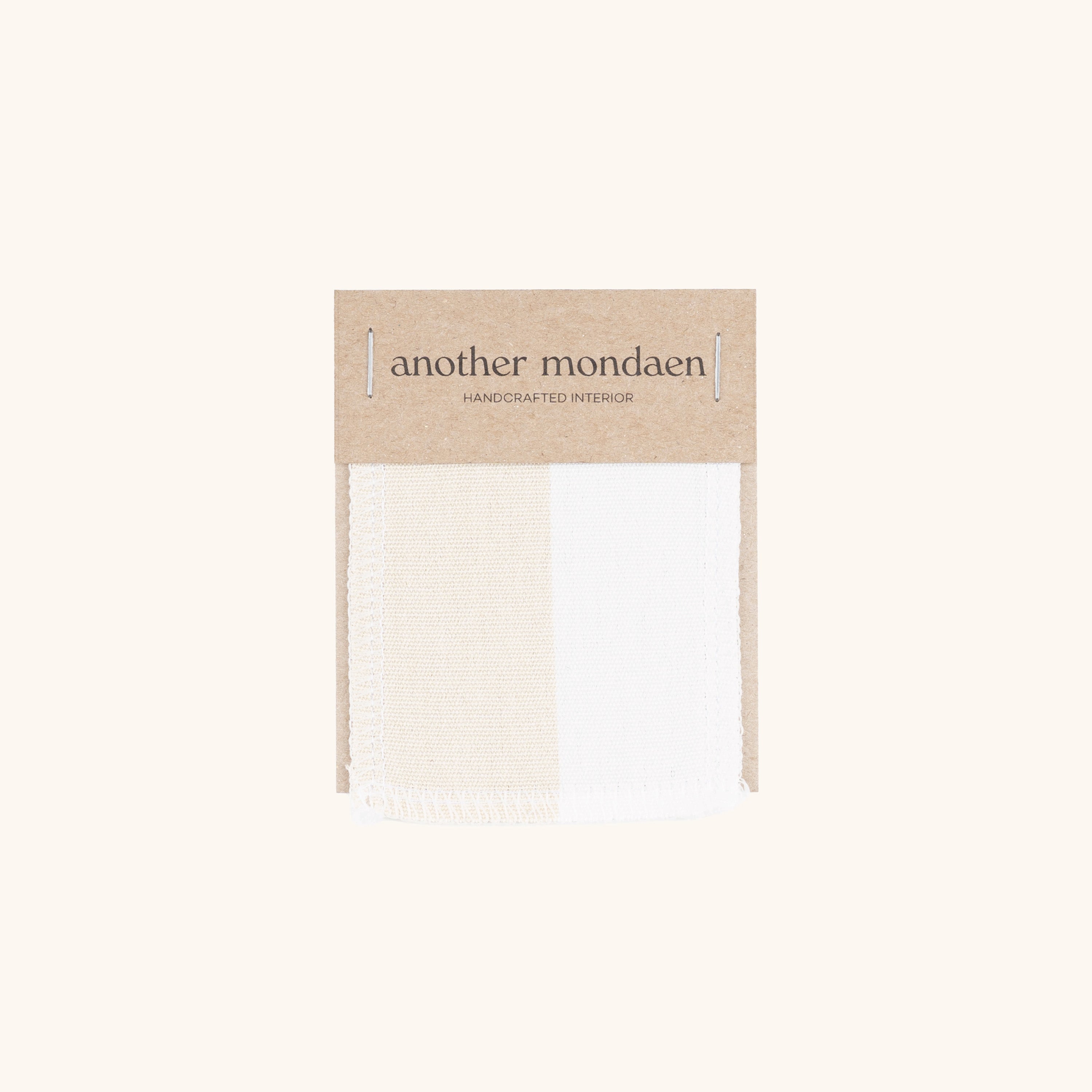Outdoor Stoffmuster beige gestreift von another mondaen – hochwertiges, lichtechtes und wasserabweisendes Outdoor-Gewebe zur Auswahl von Farbe und Material für Kissen im Außenbereich.