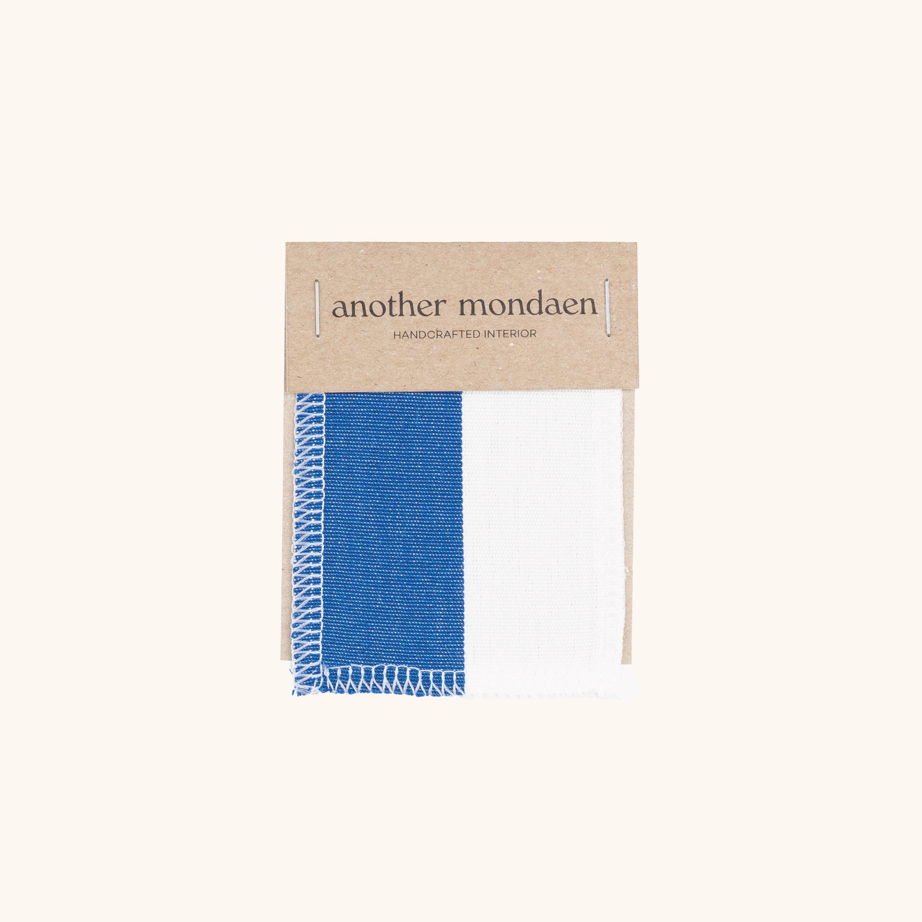 Outdoor Stoffmuster blau gestreift von another mondaen – hochwertiges, lichtechtes und wasserabweisendes Outdoor-Gewebe zur Auswahl von Farbe und Material für Kissen im Außenbereich.
