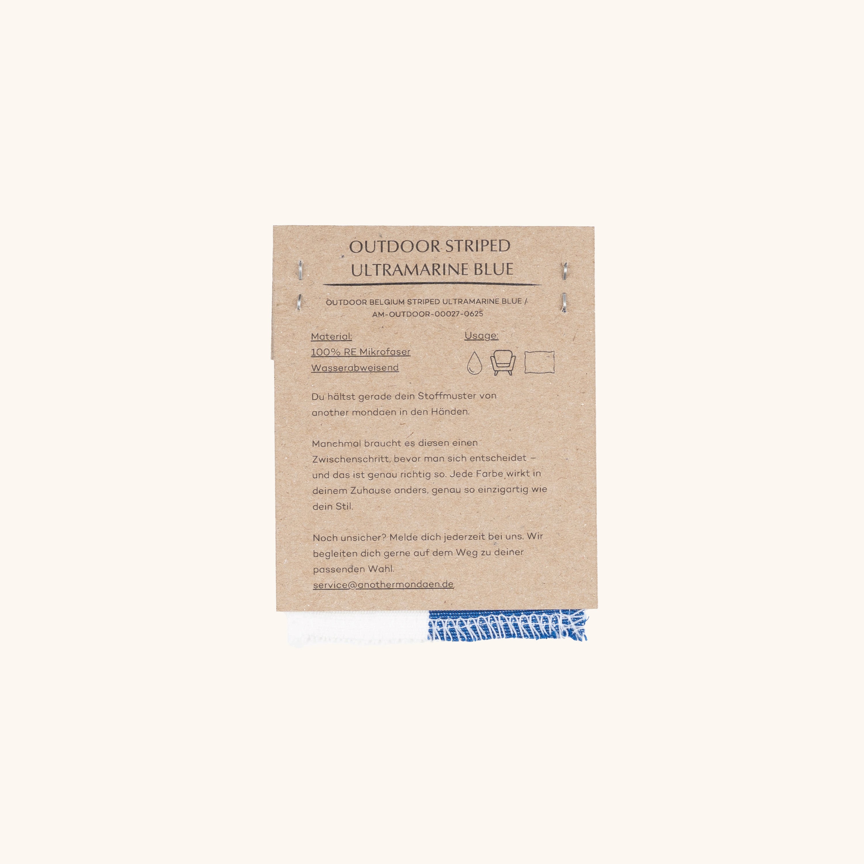 Rückseite des Outdoor Stoffmusters blau gestreift von another mondaen mit Materialangaben – Stoffprobe aus wasserabweisender Mikrofaser für Outdoor-Kissen.