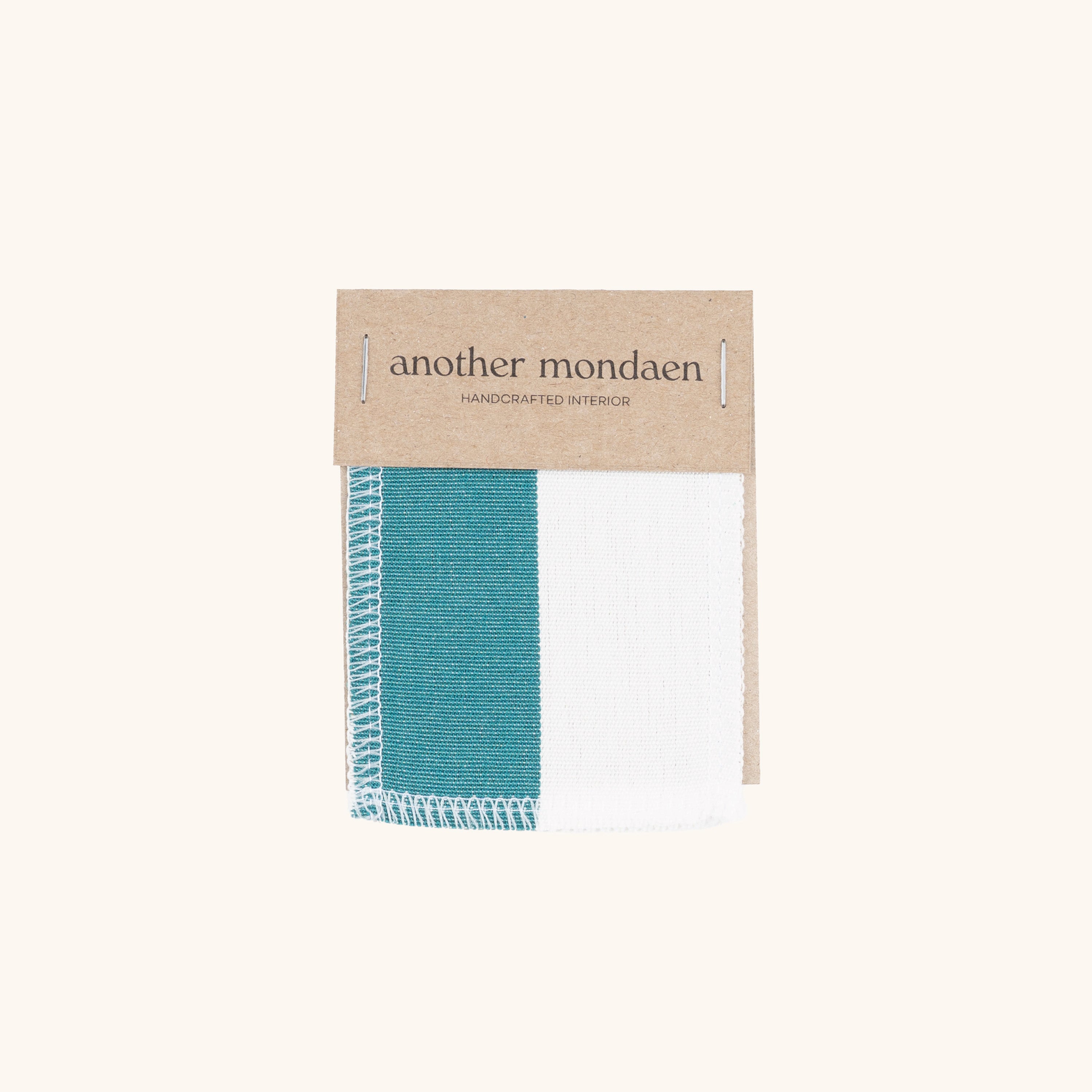 Outdoor Stoffmuster grün gestreift von another mondaen – hochwertiges, lichtechtes und wasserabweisendes Outdoor-Gewebe zur Auswahl von Farbe und Material für Kissen im Außenbereich.
