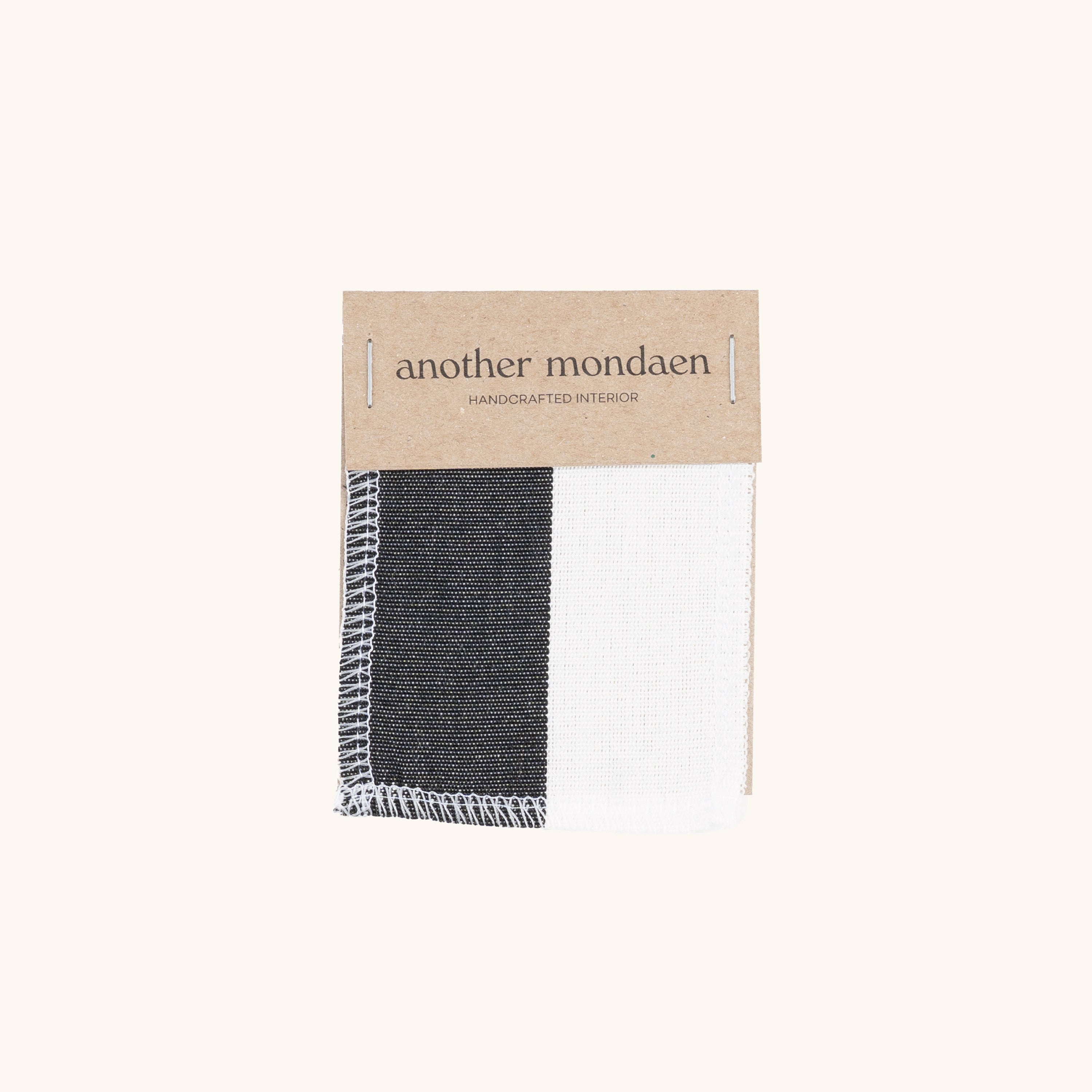 Outdoor Stoffmuster graphit gestreift von another mondaen – hochwertiges, lichtechtes und wasserabweisendes Outdoor-Gewebe zur Auswahl von Farbe und Material für Kissen im Außenbereich.