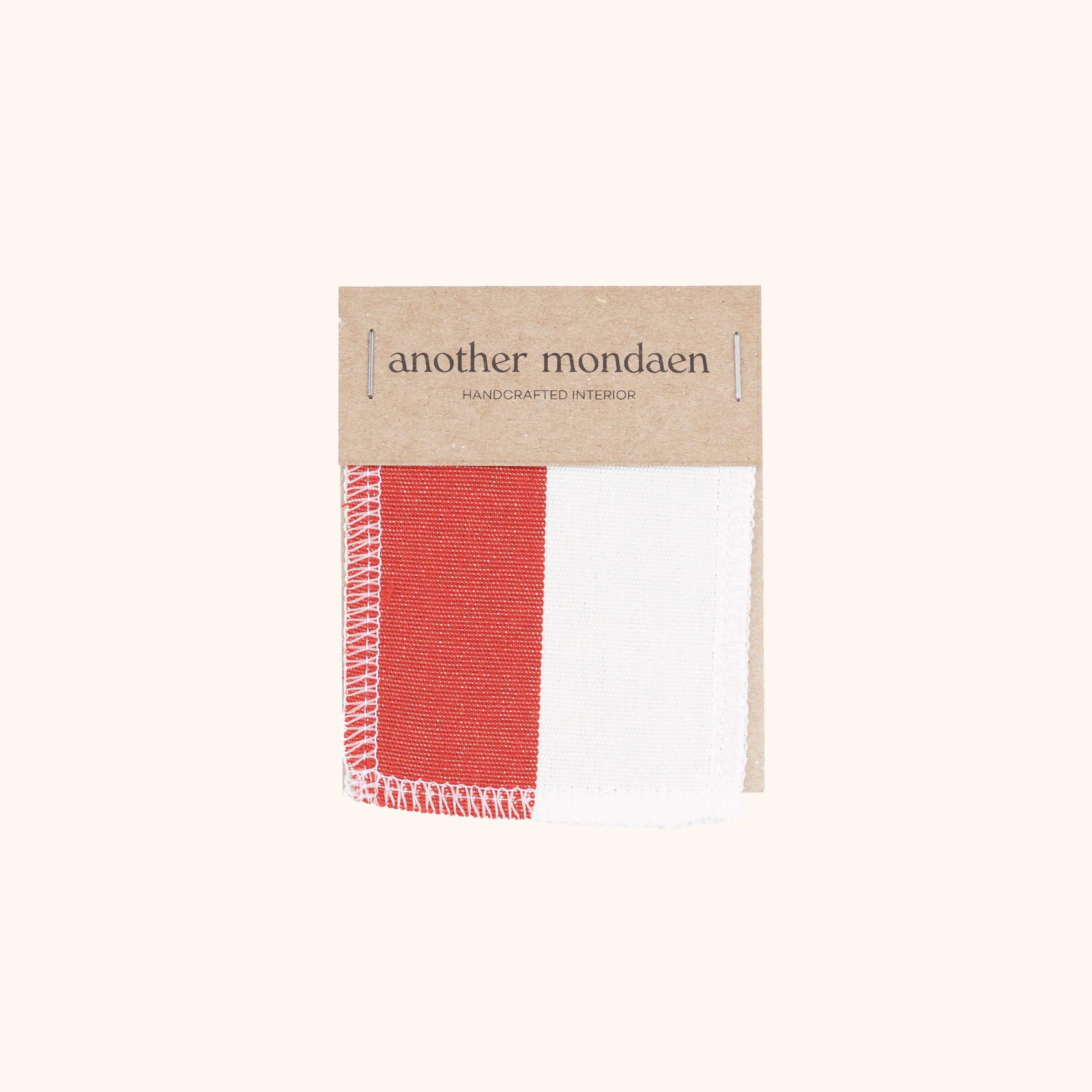 Outdoor Stoffmuster rot gestreift von another mondaen – hochwertiges, lichtechtes und wasserabweisendes Outdoor-Gewebe zur Auswahl von Farbe und Material für Kissen im Außenbereich.