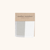 Outdoor Stoffmuster grau gestreift von another mondaen – hochwertiges, lichtechtes und wasserabweisendes Outdoor-Gewebe zur Auswahl von Farbe und Material für Kissen im Außenbereich.