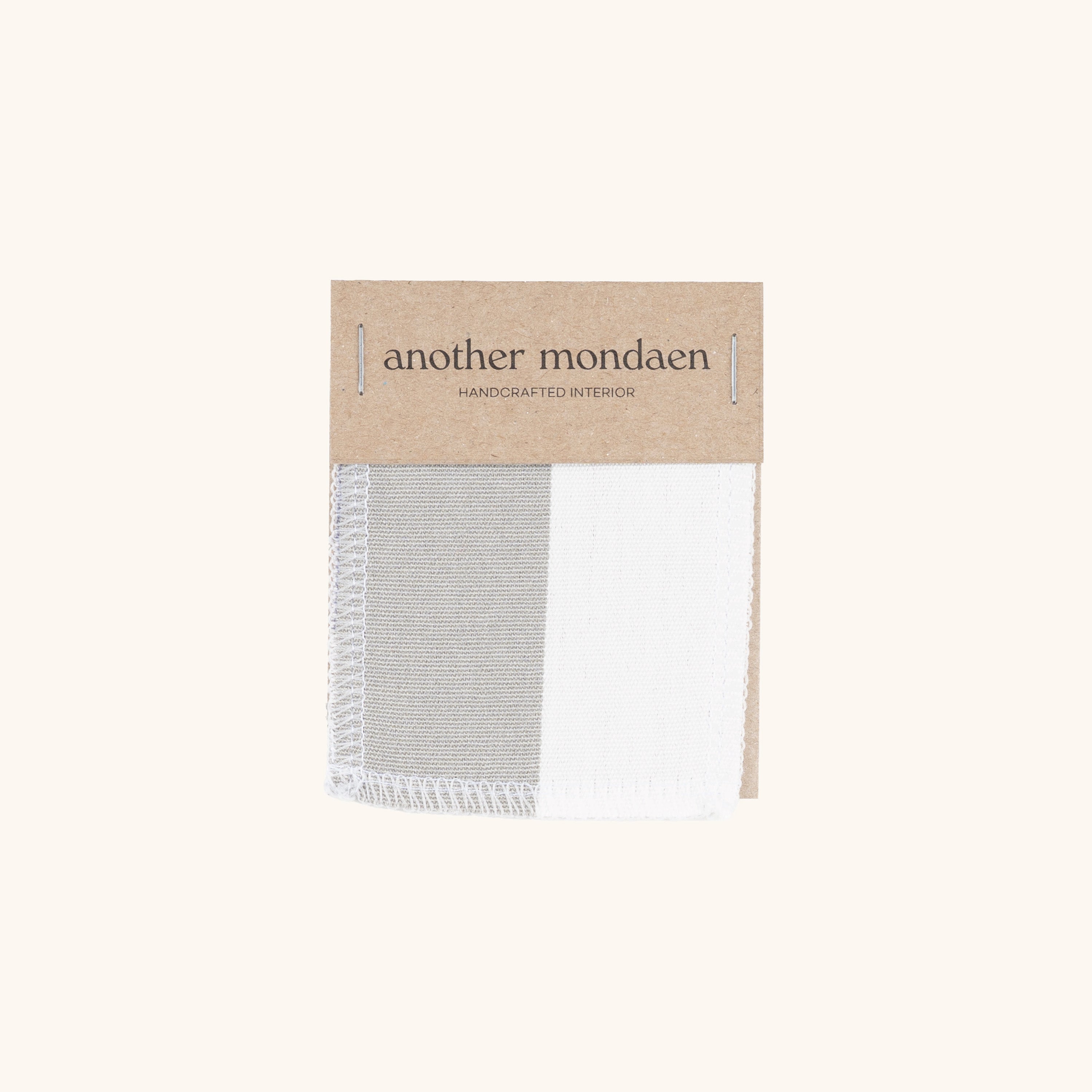 Outdoor Stoffmuster grau gestreift von another mondaen – hochwertiges, lichtechtes und wasserabweisendes Outdoor-Gewebe zur Auswahl von Farbe und Material für Kissen im Außenbereich.