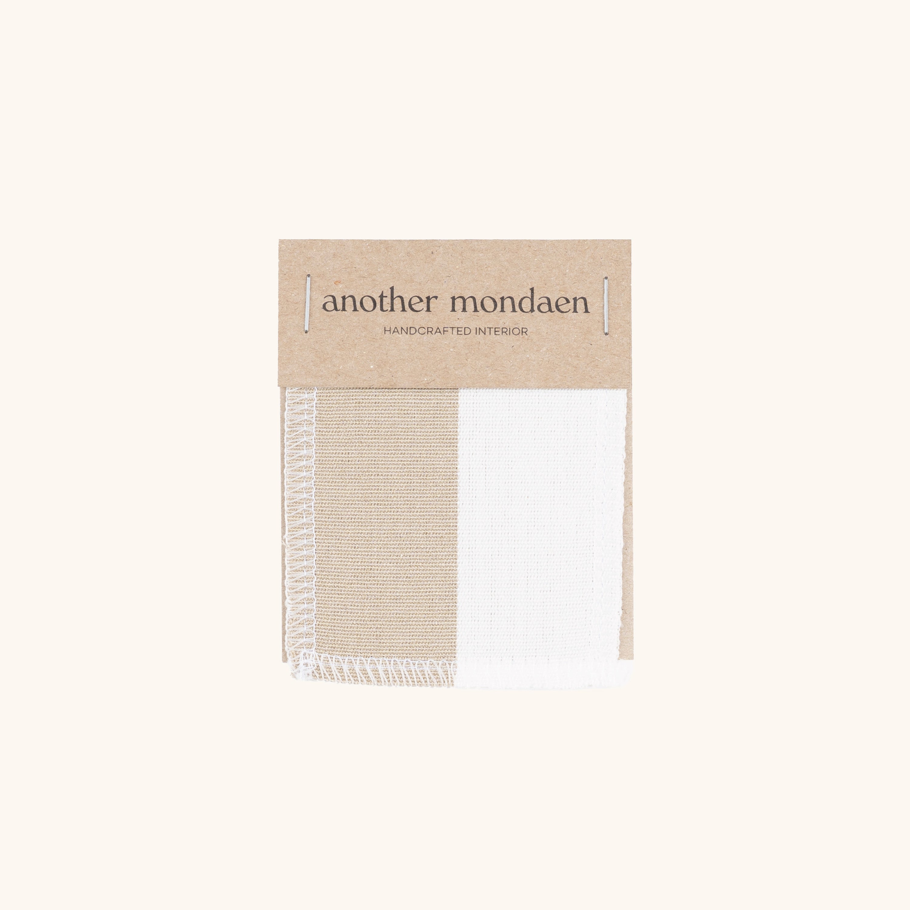 Outdoor Stoffmuster taupe gestreift von another mondaen – hochwertiges, lichtechtes und wasserabweisendes Outdoor-Gewebe zur Auswahl von Farbe und Material für Kissen im Außenbereich.