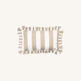 Rechteckiges Outdoor Kissen mit Rüschen in Taupe und Weiß – gestreiftes Design aus der Ruffled Charm Kollektion von another mondaen
